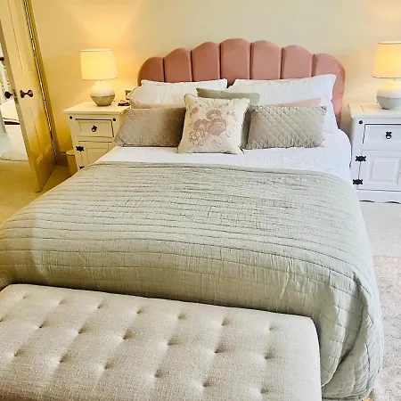 House * Sleeps 11 * Five Star * *