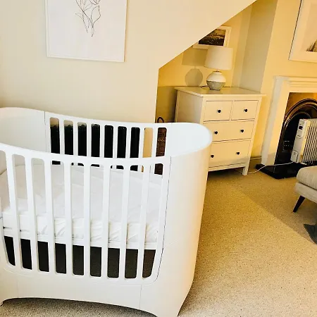 House * Sleeps 11 * Five Star * *