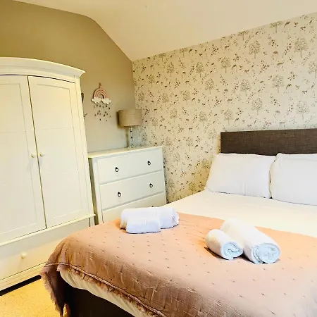 House * Sleeps 11 * Five Star *